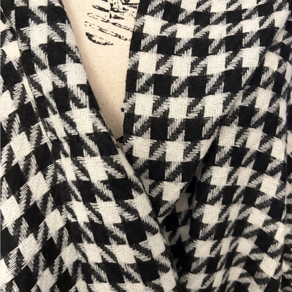 Black and White Houndstooth Patterned Fabric shawl/scaarf